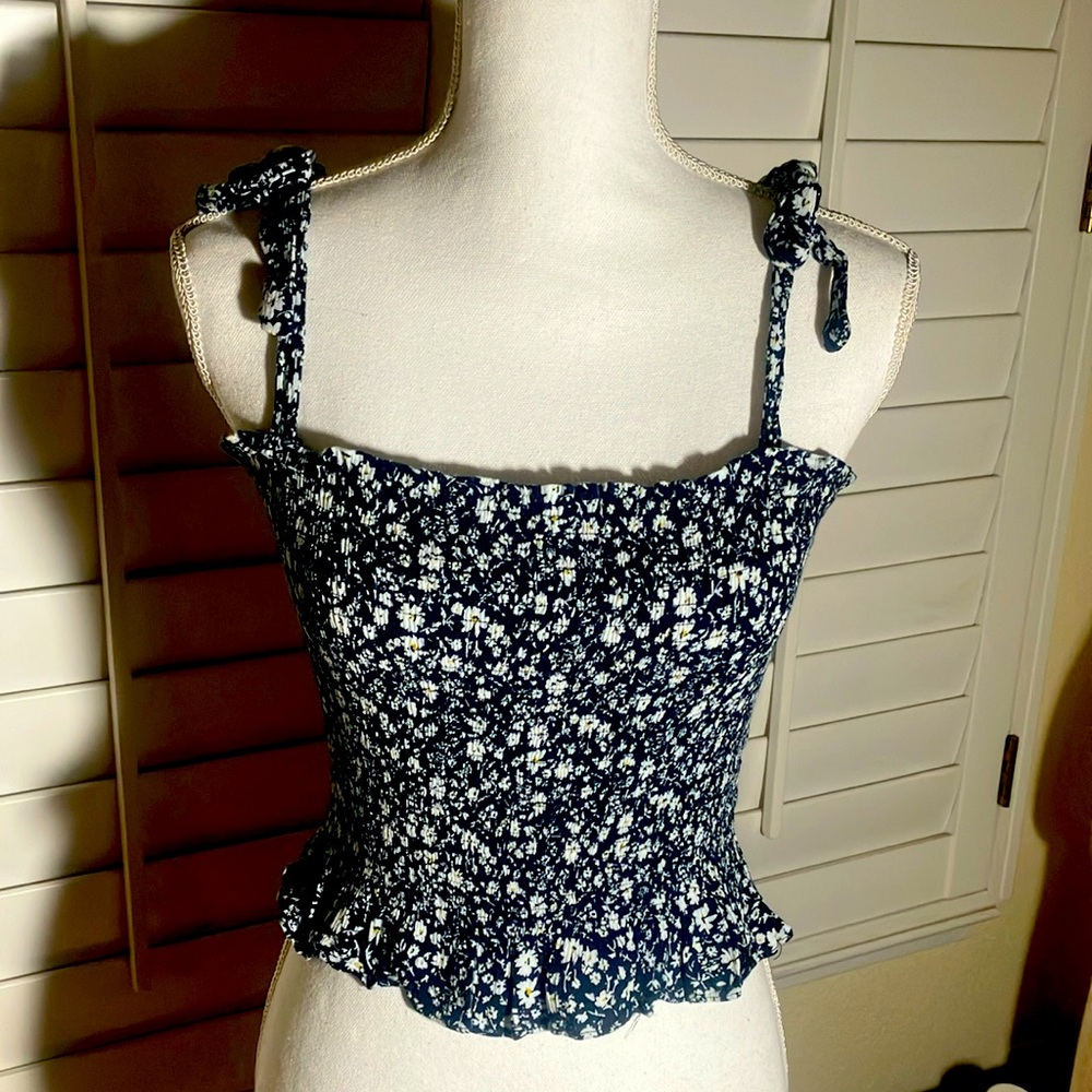 🤍🎽Aola Navy & White 100% Rayon Floral Elasticized Top W/Spaghetti Straps Sz S